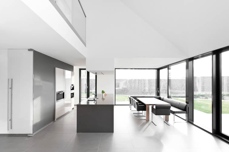 Innenraumperspektive: moderne Küche eines Einfamilienhauses mit Küchenblock
